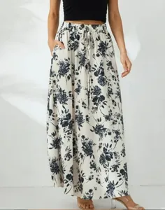 Vue détaillée de la jupe longue florale avec taille élastique, cordon de serrage et poches latérales.