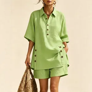 Completo da donna con camicia a maniche corte e pantaloncini larghi, verde casual estivo.