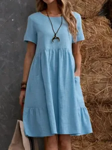 Lassiges hellblaues Baumwoll-Leinen Kurzarm Midikleid mit praktischen Taschen fuer Damen.