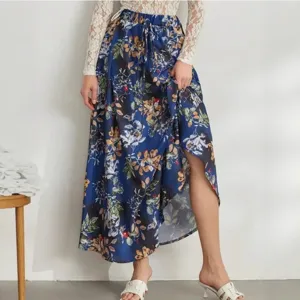 Jupe maxi longue imprimée florale pour femme avec taille élastique et cordon de serrage.