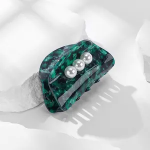 Elegante dunkelgrüne Acryl Haarklammer mit drei Perlen, schickes minimalistisches Design.