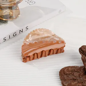Stylische Azetat Haarklammer mit schickem Farbmix Design, ideal für den Alltag und zum Baden geeignet.