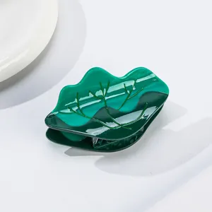Pince à cheveux en acétate vert en forme de feuille de lotus, accessoire élégant et chic.