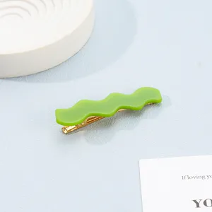 Grüne gewellte Entenschnabel-Haarspange, süßer minimalistischer Acryl-Ponyclip für den Alltag.