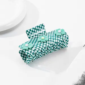 Gruene weisse karo haarspange mit suessen blumen dekorationen fuer elegante damen haare styling
