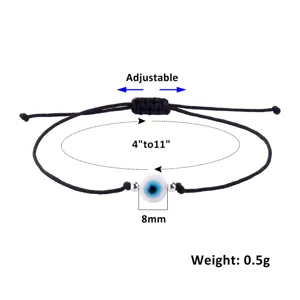 Gros plan sur les details du bracelet reglable en cordon tisse noir avec mauvais oeil