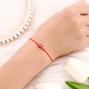 Vue détaillée d'un bracelet tressé en fil rouge avec perle œil maléfique pour un usage quotidien.