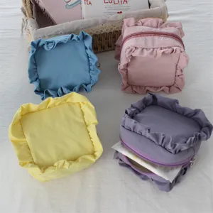 Geraffte quadratische Kosmetiktasche Detailansicht, bunter Make-up Aufbewahrungsbeutel.
