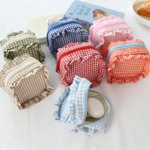 Piccola borsa a quadri con volant, pratica pochette con zip per trucchi e piccoli oggetti.