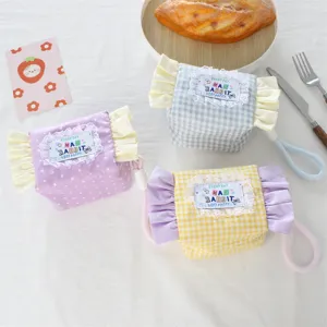 Detalle de bolsa de almacenamiento caramelo, lindo patrón a cuadros con borde de encaje.