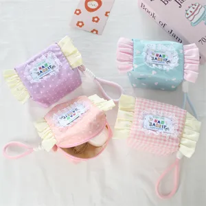 Lindo estuche de cosméticos en forma de caramelo con volantes y correa, bolsa de maquillaje.