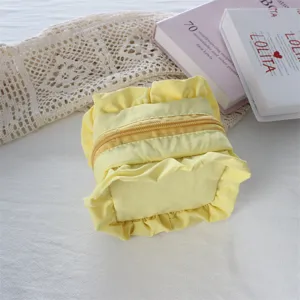 Gelbe rüschen kosmetiktasche, süße make-up tasche, tragbare quadratische aufbewahrung tasche.