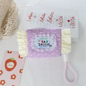Lindo bolso de almacenamiento en forma de caramelo con lunares y volantes para maquillaje.