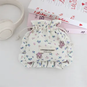 Bonita bolsa con cordón de flores y osito, diseño con volantes para almacenamiento diario útil.