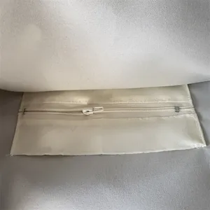 Dettaglio della tasca interna con cerniera della borsa tote in tela con coniglio ricamato.