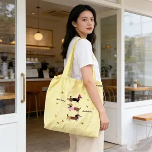 Borsa shopper in tela gialla con ricami di cani bassotto, grande borsa a spalla con coulisse.