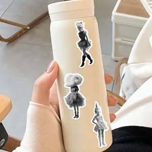Gros plan d'autocollants d'art surréaliste avec des collages monochromes créatifs sur une jolie tasse.