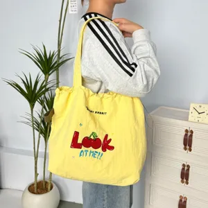 Bolso tote de lona amarilla con bordado de cerezas, cómodo bolso de hombro casual diario.