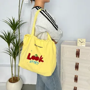 Bolso tote amarillo de lona con bordado de cerezas, bolso de hombro grande y casual para commuters.