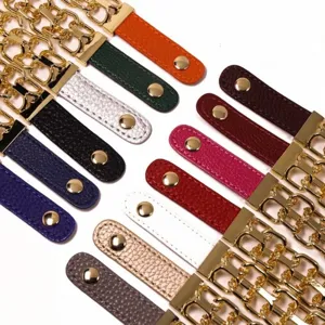 Nahaufnahme von mehrfarbigen Lederkettenarmbändern im Punk-Stil mit Goldgliedern