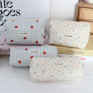 Elegante bolso cosmetico de pana con estampado de fresas, gran capacidad estuche para estudiantes.