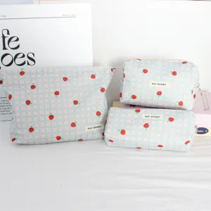 Bolsita cosmetica de pana estampado de fresa lindo estuche de papeleria vista detallada