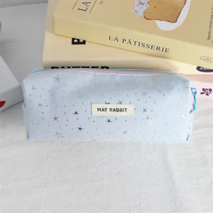 Leuke lichtblauwe etui met sterren, schattig pennenzakje voor schoolartikelen.