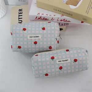 Lindo estuche de pana con cuadros y fresas, bolsa de maquillaje portátil con cremallera.