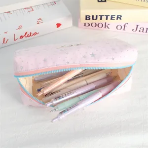 Detail van een roze canvas etui met sterrenmotief, open rits en kleurrijke pennen erin.