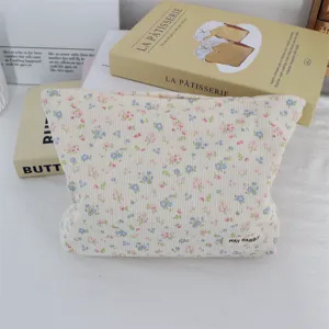 Detalle de bolsa cosmetica de corduroy floral, estuche portatil util gran capacidad.
