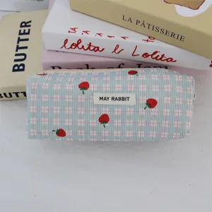 Estuche y neceser de corduroy a cuadros con fresas bordadas y bonito diseño elegante.