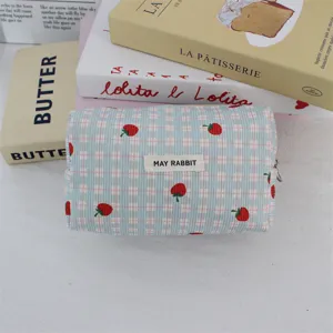 Bolsita de maquillaje de pana con fresas estuche portátil para estudiantes multifuncional