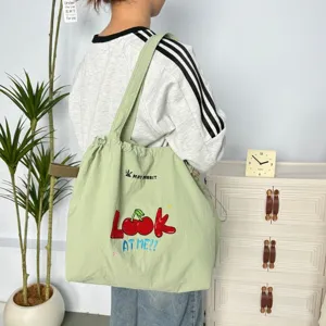 Bolso tote de lona verde casual con bonito bordado de cerezas y cómodo cierre de cordón.