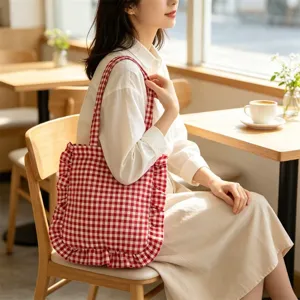 Rot-weiße Karo-Tragetasche mit Rüschen, lässige Stoff-Schultertasche für Damen im Alltag.