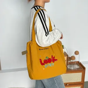 Bolso tote de lona informal con bonito bordado de cerezas y cordón ajustable para uso diario.