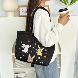 Zwarte gewatteerde hart shopper tas met schattige konijnen borduurwerk, ruime tas.