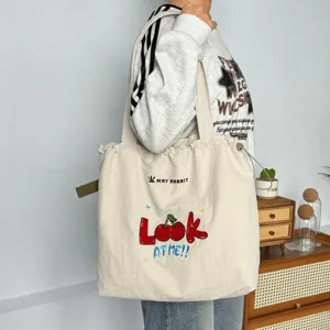 Bolso tote de lona casual con lindo bordado de cerezas y cómodo cierre de cordón para uso diario.