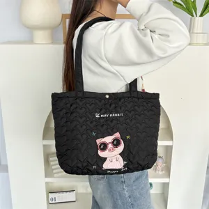 Zwarte gewatteerde schoudertas met schattige varken borduurwerk, grote shopper tas voor dames.