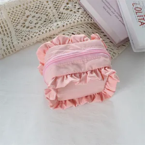 Süße rosa Kosmetiktasche mit Rüschen, ästhetische quadratische Make-up-Tasche mit Reißverschluss.