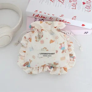 Encantadora bolsa de almacenamiento con cordón de osito plisado con bonito volante.