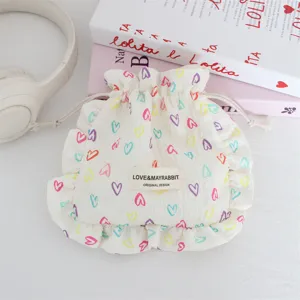 Linda bolsa de almacenamiento con cordón y volantes con estampado de corazones, detalle.