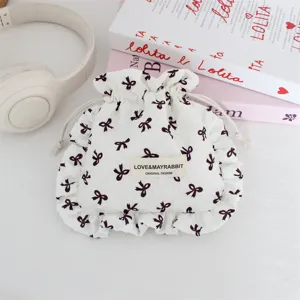 Detalle de bolsa con cordón y lazo bonita con tela de volantes y etiqueta de tela.