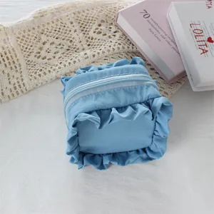 Niedliche blaue Kosmetiktasche mit Rüschen, quadratischer Make-up-Organizer für Alltag.