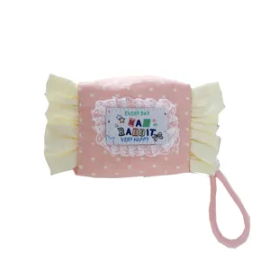 Bolsa de almacenamiento con forma de caramelo de lunares rosas con volantes bonitos y correa.