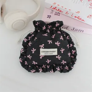 Bolsa con cordón negra con lazos rosas, volantes bonitos y detalles de almacenamiento.
