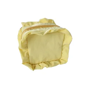 Gelbe Kosmetiktasche mit Rüschen, süße quadratische Reißverschluss Tasche für den Alltag.