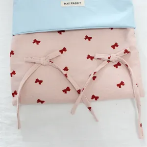 Leinwandtasche Detailansicht mit niedlichem Schleifendruck und farbiger Lasche.