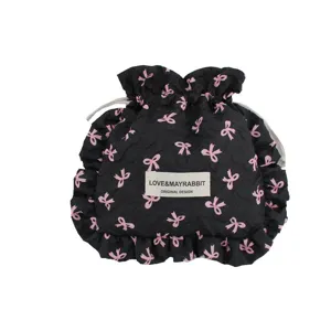 Bolsa de cordón negra con volantes y bonito patrón de lazos rosas, bolso de almacenamiento portátil.