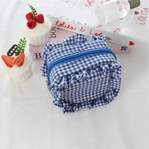 Borsa cosmetica a quadri blu e bianco con grazioso bordo con volant, mini custodia portatile.