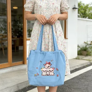 Vista detallada del bolso tote de lona con cerdito bordado, bolso casual ligero para uso diario escolar.